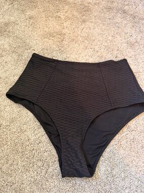 H&M Black Bikini Bottoms with Subtle Texture Matches everything